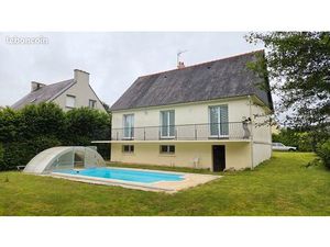 Maison avec piscine et grand garage