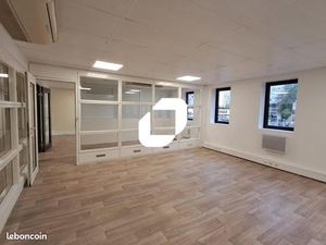 Bureau 251 m²
