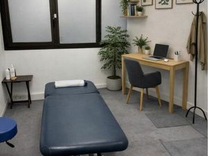 Salle de consultation dans cabinet paramédical les week end