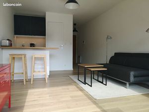 Studio meublé  excellent état  calme  lumineux  parking