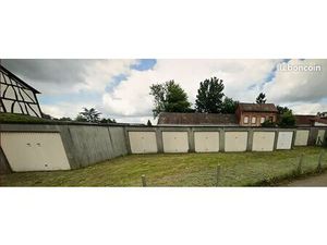 8 garages et 1 petit entrepôt à vendre