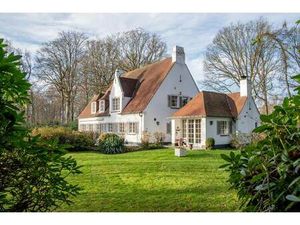 Klassieke villa te koop gelegen in het Waaroostpark