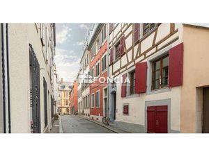 Studio refait à neuf de 34 38 m² dans immeuble de caractère 1870. Calme  cave et communs s