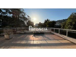 GOLFE-JUAN EN DERNIER ETAGE 2 PIECES SPACIEUSE TERRASSE