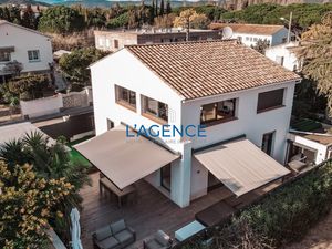 Exceptionnel à L'Ayguade à 200m de la plage superbe villa de