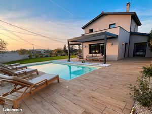 Maison contemporaine 6 pièces – Piscine – Vue panoramique dégagée – Lentilly secteur prisé