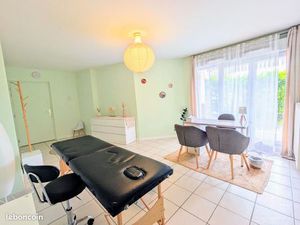 Belles salles de consultation meublées dans un cabinet de médecine naturelle - Decines