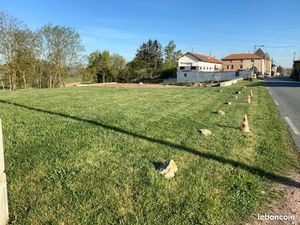 A Vougy  terrain commercial belle exposition pour activités à développer