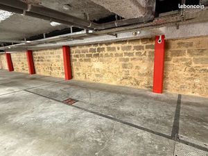 Parking intérieur avec borne de recharge