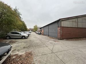 Local industriel 1 700 m²
