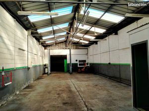 Bâtiment de 180 m2 ancien garage automobile