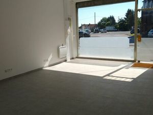 Local commercial refait à neuf face à un grand parking gratuit de 150 places  secteur très