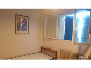 Chambre avec accés salle d'eau et coin cuisine dans villa