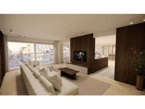 Appartement d'angle spacieux et magnifiquement rénové situé