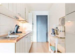 aangename studio  uitgevend op de tuin.