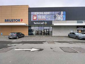 Surface commerciale de 299 m² à forte visibilité – Site Deca