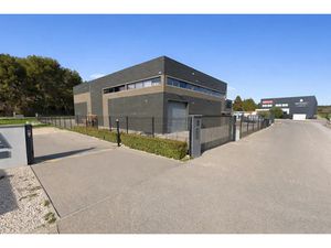 Local d'activité + bureaux 330m² à louer à Pélissanne
