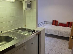 Studio équipé de 14 m² - Petit immeuble  1er étage  très calme Situé à proximité du métro 