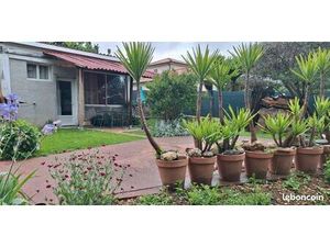 Maisonnette/Studio Meublée  Eau  EDF  Chauff. :