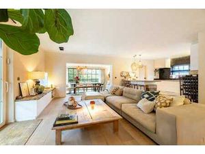 Située dans un quartier résidentiel calme et très prisé de