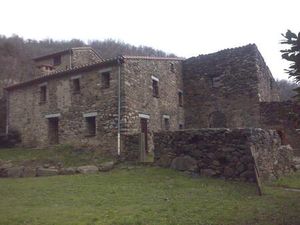 Mas de montagne en bord de rivière forêts et source.