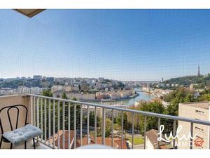 T3 lumineux en étage élevé avec balcon et vue dégagée sur Lyon