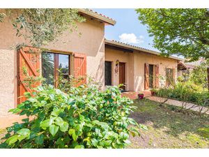 Villa traditionnelle entourée d'un jardin arboré à Muret