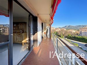 Appartement de type 4 - 74 m2 avec garage et cave privatifs - Aubagne