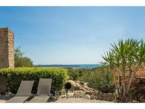 L'invincible: Ancien presbytère niché sur les hauteurs de la forteresse