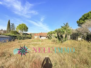 LA FARE LES OLIVIERS: MAISON A RENOVER SUR ENVIRON 1900M2 DE