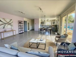 Villa récente avec piscine  garage  photovoltaïques