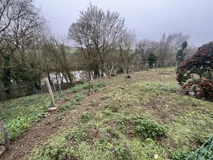 ref 99036 secteur Thouars Terrain de 999 m2 en bordure de rivière