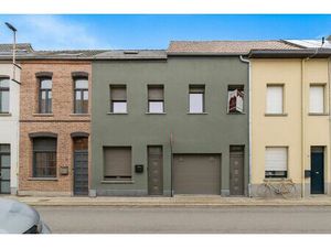 Te koop: Uitzonderlijk ruime stadswoning met 6 slaapkamers  garage en tuin in het hart van