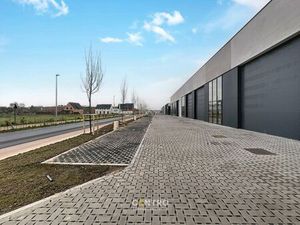 NB-magazijn van ± 275 m² (incl. 2 parkeerplaatsen!) en moderne glaspartij in driehoek TIEL