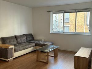 Appartement meublé  2 pièces  Cave  Parking à Bécon