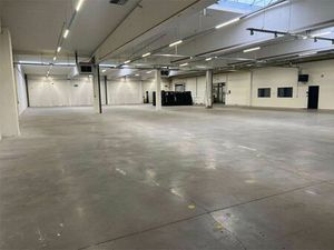 MODERNE MAGAZIJNEN MET KANTOOR EN PRIVEPARKING NABIJ E40