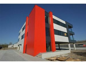 NIEUWBOUWKANTOREN MET PARKING NABIJ E40