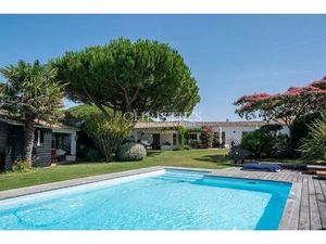 Exclusivité - Superbe villa avec jardin de 1 200 m² à deux pas de la mer