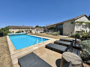 Domaine d'habitation de 230m2  5 chambres  piscine  dépendan