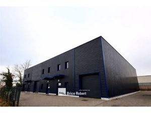 A louer - Local d'activités avec belle hauteur sous plafond et porte sectionnelle électriq