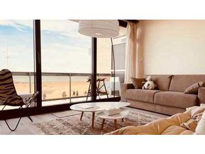 Studio rénové complètement avec terrasse face à la mer.