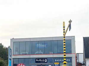 MODERN TOP GELEGEN COMMERCIEEL GELIJKVLOERS