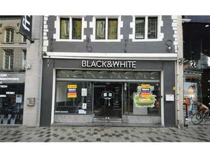 COMPLEET VERNIEUWD WINKELPAND NAAST FNAC