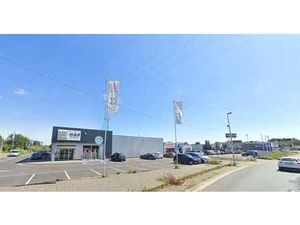 COMMERCIEEL GEBOUW FROYENNES