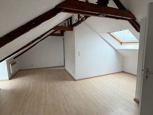 Appartement mansardé avec poutres apparentes – Lumineux et plein de charme