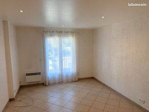 Studio meublé à louer à l'année uniquement situé Cavalaire sur Mer  avenue de l'Eau Blanch