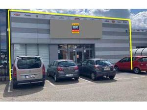 MODERNE BAANWINKEL MET PARKING