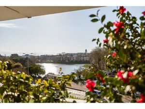 Appartement contemporain avec jardin suspendu sur les toits rochelais