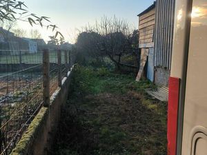 Place de parking en terrain clos et sécurisé