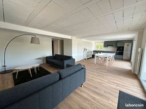 Chambre avec balcon et stationnement